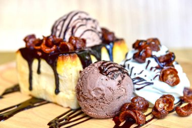 Tatlım Santos dondurma ve çırpılmış krema ile