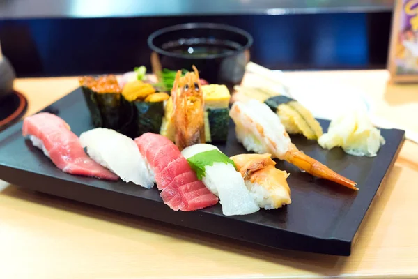 Суши из сашими с палочками для еды и соей — стоковое фото