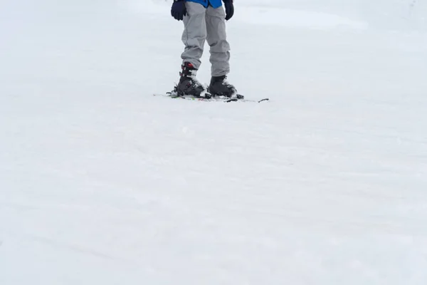 Esquiadores y snowboarders en una pista de esquí — Foto de Stock