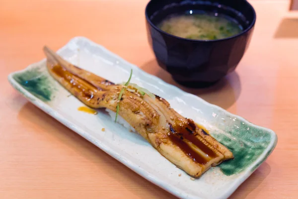 Eel japonez fiert cu sosuri de soia — Fotografie, imagine de stoc