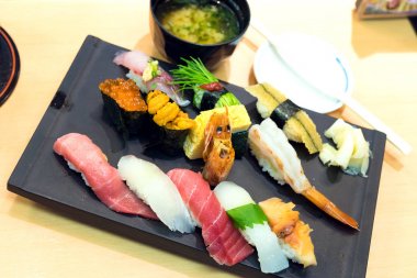 sashimi suşi yemek çubukları ve soya ile ayarla