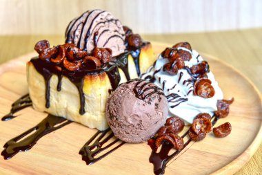 Tatlım Santos dondurma ve çırpılmış krema ile