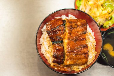 Unaju, üzerine ızgara yılan balığı konmuş beyaz pirinç.