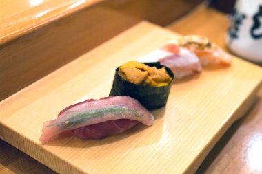 sashimi suşi yemek çubukları ve soya ile ayarla