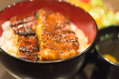 Unaju, üzerine ızgara yılan balığı konmuş beyaz pirinç.