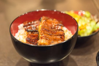 Unaju, üzerine ızgara yılan balığı konmuş beyaz pirinç.