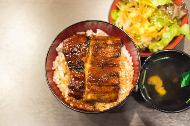 Unaju, üzerine ızgara yılan balığı konmuş beyaz pirinç.