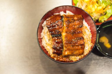 Unaju, üzerine ızgara yılan balığı konmuş beyaz pirinç.