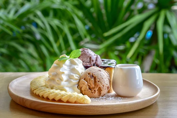 Honung Santos med glass och vispad grädde — Stockfoto