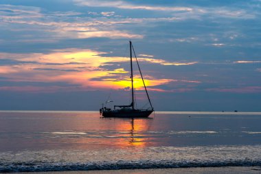 Denizde yelkenli teknesi