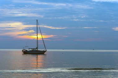 Denizde yelkenli teknesi