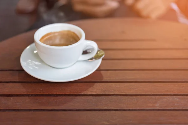 Tasse Kaffee auf dem Holztisch — Stockfoto