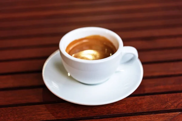 Tazza di caffè sul tavolo di legno — Foto Stock