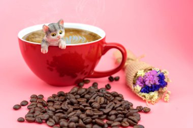 Bir kedi modeli bir kırmızı kahve kupa 