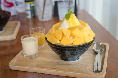 Bingsu (Kore Gıda) mango şekerli yoğunlaştırılmış süt ile görev yaptı.