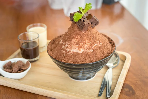 Dessert coréen - Bingsu au chocolat ou flocons de glace avec m frais — Photo