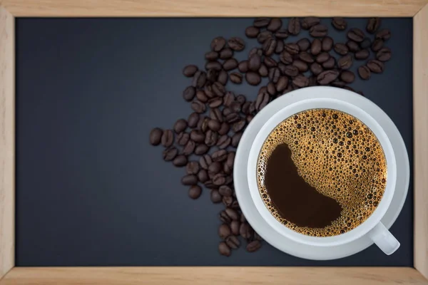 Café preto na taça branca — Fotografia de Stock