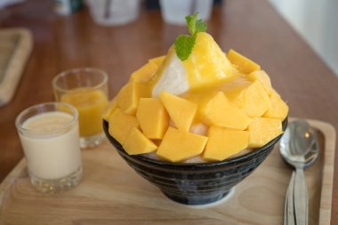 Bingsu (Kore Gıda) mango şekerli yoğunlaştırılmış süt ile görev yaptı.