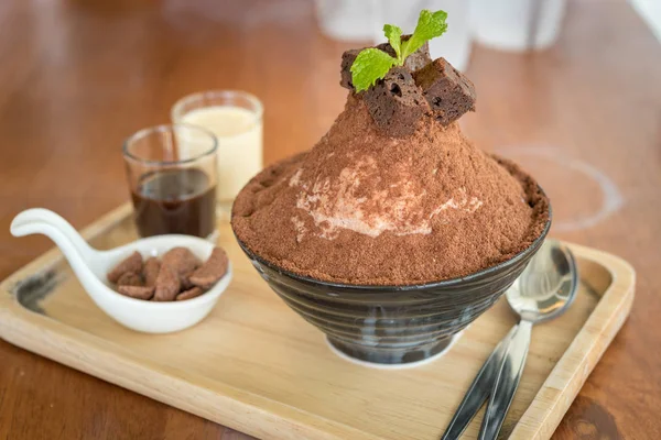 Dessert coréen - Bingsu au chocolat ou flocons de glace avec m frais — Photo