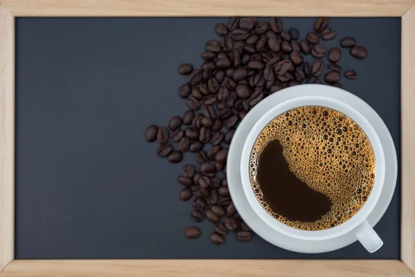 Zwarte koffie in witte beker — Stockfoto