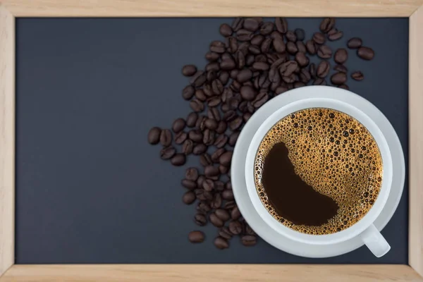 Café preto na taça branca — Fotografia de Stock