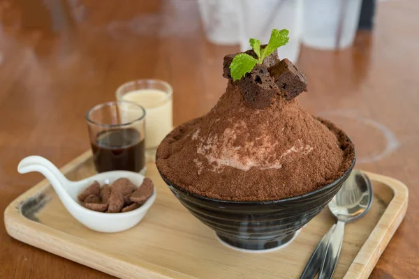 Dessert coréen - Bingsu au chocolat ou flocons de glace avec m frais — Photo