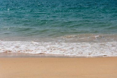 Beyaz kumsal ve mavi gökyüzü.