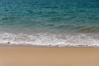 Beyaz kumsal ve mavi gökyüzü.