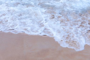 Beyaz kumsal ve mavi gökyüzü.