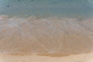 Beyaz kumsal ve mavi gökyüzü.