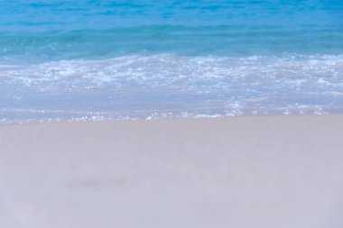 Beyaz kumsal ve mavi gökyüzü.