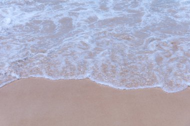 Beyaz kumsal ve mavi gökyüzü.