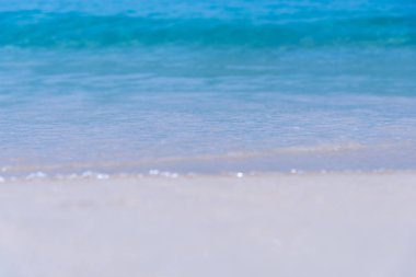 Beyaz kumsal ve mavi gökyüzü.