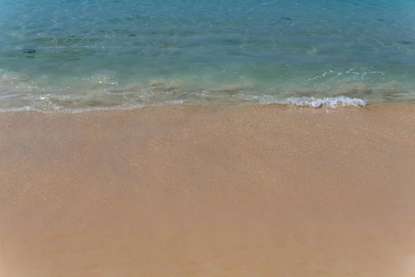 Playa de arena blanca y cielo azul. — Foto de Stock