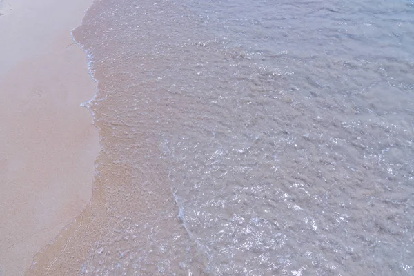 Plage de sable blanc et ciel bleu. — Photo