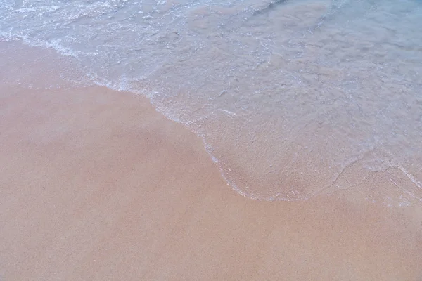 Playa de arena blanca y cielo azul. —  Fotos de Stock