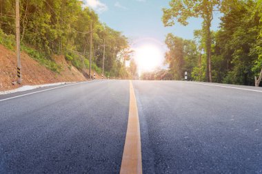 Güneşli gökyüzü ve güzel asfalt yol