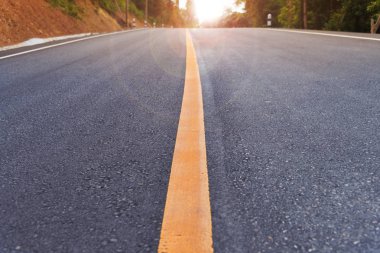 Güneşli gökyüzü ve güzel asfalt yol