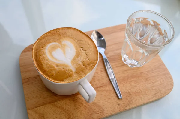 Koffiekopje latte art — Stockfoto