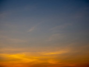 Alacakaranlık arkaplanındaki renkli gökyüzü