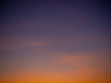 Alacakaranlık arkaplanındaki renkli gökyüzü