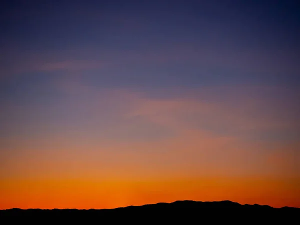Langit berwarna di latar belakang waktu senja Stok Foto Bebas Royalti