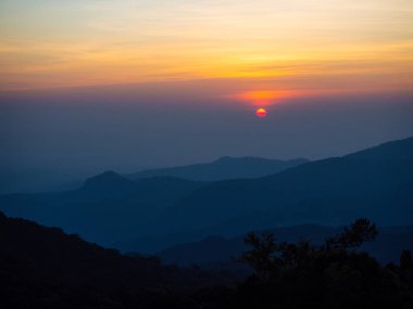 Bulutlu gökyüzünde dramatik gün batımı. 