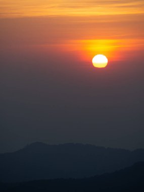 Bulutlu gökyüzünde dramatik gün batımı. 