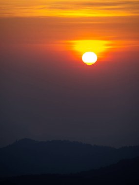 Bulutlu gökyüzünde dramatik gün batımı. 