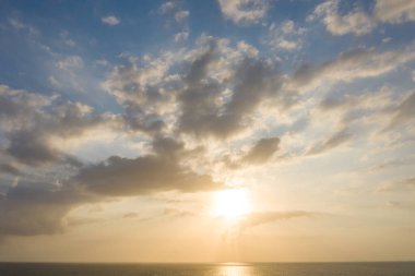 Mavi gökyüzü ve çayır ağacı ile bulut. 