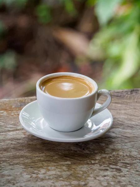 热咖啡美国人在旧木桌上 盘子里的一杯咖啡 美国黑咖啡 木制底座上的咖啡杯 热咖啡 — 图库照片