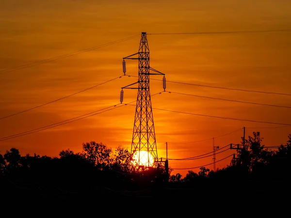 Elektromos Oszlop Naplementekor Silhouette Nagyfeszültségű Elektromos Torony Naplementekor Naplementekor Háttér — Stock Fotó