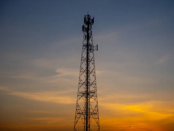 Vista Silhueta Antena Celular Sob Céu Crepúsculo Torre Antena Comunicação — Fotografia de Stock