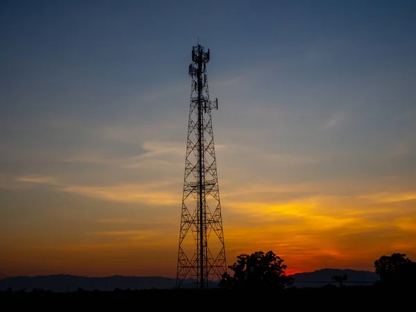 Vista Silhueta Antena Celular Sob Céu Crepúsculo Torre Antena Comunicação — Fotografia de Stock